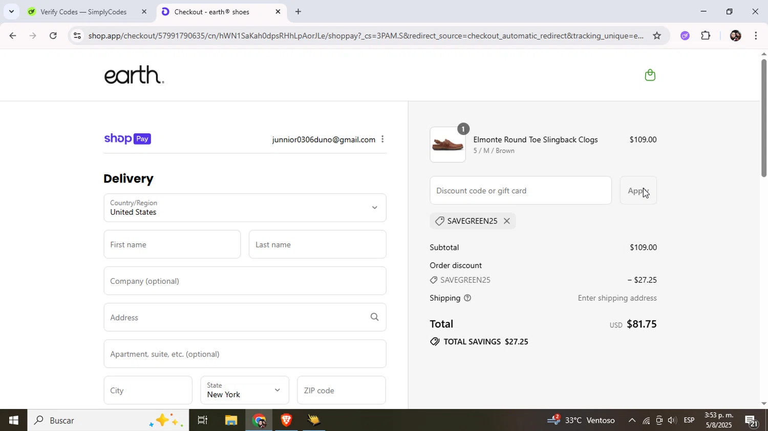 Earth Shoes discount code screenshot showing code Savegreen25 applied at Earth Shoes checkout page. Uploaded by SimplyCodes community member Junniorduno on Aug 5, 2025