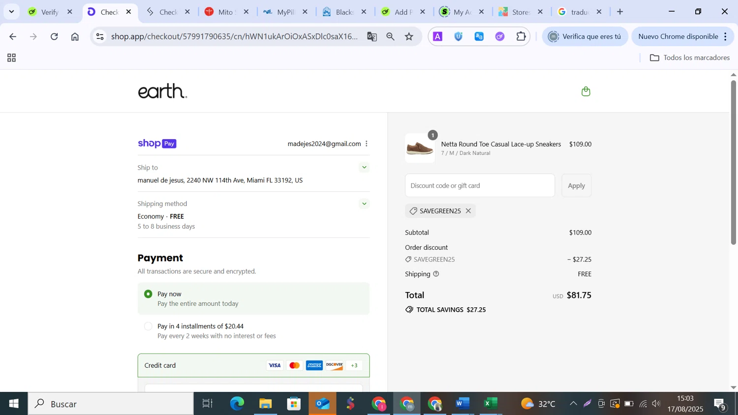 Earth Shoes discount code screenshot showing code Savegreen25 applied at Earth Shoes checkout page. Uploaded by SimplyCodes community member MANUELURBINA on Aug 17, 2025