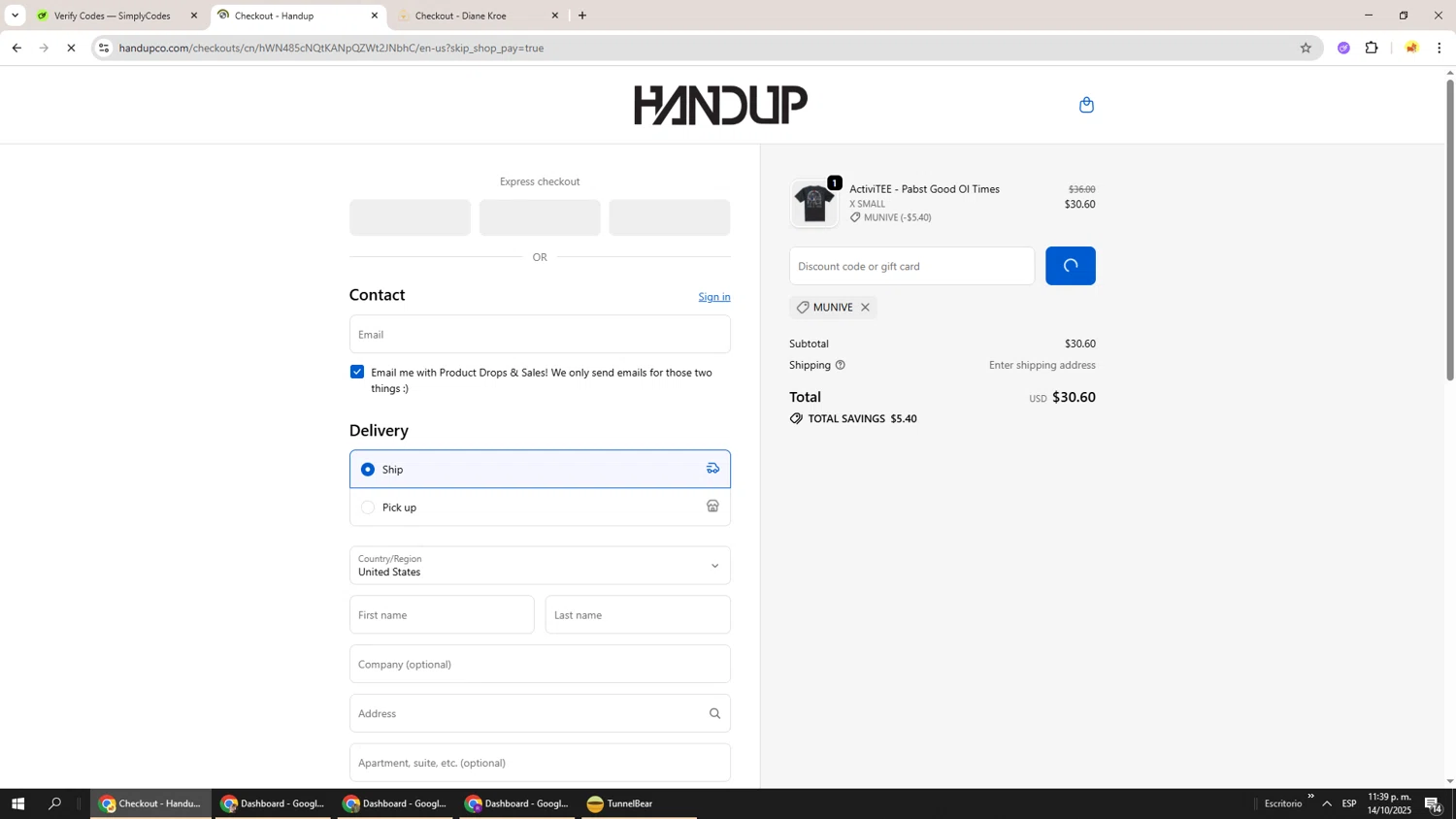 Handup Gloves promo code screenshot showing code MUNIVE applied at Handup Gloves checkout page. Uploaded by SimplyCodes community member Richard251 on Oct 15, 2025